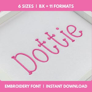 Puede incluir: Un diseño de bordado con el nombre Dottie cosido en hilo rosa brillante sobre un fondo de tela blanca. El texto 6 SIZES | BX + 11 FORMATS y EMBROIDERY FONT | INSTANT DOWNLOAD se muestra en blanco sobre un borde rosa.