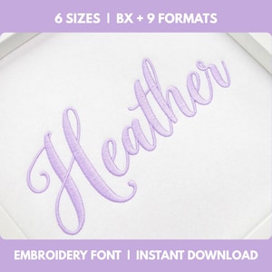 Può includere: Un design di carattere per ricamo che mostra il nome Heather in una scrittura corsiva viola chiaro su uno sfondo di tessuto bianco. Il testo in alto recita 6 SIZES | BX + 9 FORMATS e il testo in basso recita EMBROIDERY FONT | INSTANT DOWNLOAD.