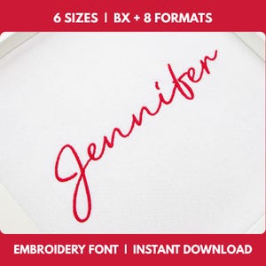 Peut inclure: Un motif de police de broderie présentant le prénom Jennifer cousu en fil rouge sur un fond en tissu blanc. Le texte en haut indique 6 SIZES | BX + 8 FORMATS et le texte en bas indique EMBROIDERY FONT | INSTANT DOWNLOAD.