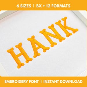 Puede incluir: Un diseño de fuente de bordado que muestra el nombre HANK cosido en hilo naranja brillante sobre un fondo de tela blanca. Las letras tienen forma de huesos. El texto superior dice 6 SIZES | BX + 12 FORMATS y el inferior EMBROIDERY FONT | INSTANT DOWNLOAD.
