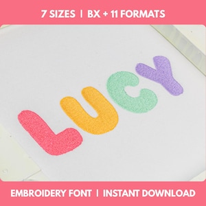 Puede incluir: Un diseño de bordado con el nombre LUCY cosido en hilo de colores sobre tela blanca. La letra L es rosa, U es naranja, C es verde claro y Y es morada. El texto 7 SIZES | BX + 11 FORMATS y EMBROIDERY FONT | INSTANT DOWNLOAD es visible.