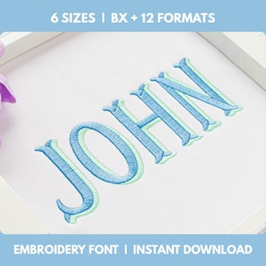 Puede incluir: Un diseño de fuente de bordado que muestra el nombre JOHN cosido en hilo azul con un efecto de sombra verde claro sobre una tela blanca. El texto 6 SIZES | BX + 12 FORMATS y EMBROIDERY FONT | INSTANT DOWNLOAD es visible.