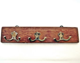 Porte-manteau mural vintage en bois avec crochets en laiton, décoration rustique shabby chic