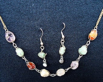 Conjunto de joias vintage com colar e brincos de pedras preciosas, estilo anos 80.