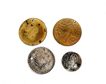 Juego de 4 monedas antiguas perforadas de latón y plata