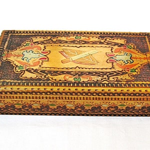 Scatola di sigarette vintage in legno da tavolo, lavorazione a poker, pirografia bulgara, dipinta a mano