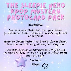 Puede incluir: Un gráfico digital con fondo de degradado pastel que muestra el texto THE SLEEPIE NEKO KPOP MYSTERY PHOTOCARD PACK. Enumera inclusiones como 5 o más tarjetas Lomo, obsequios elegidos al azar y artículos extra mediante una bola de gachapon.