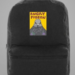Peut inclure: Un sac à dos noir avec un motif rectangulaire sur le devant. Le motif représente un pigeon gris aux yeux rouges sur un fond jaune vif, avec le texte ANGRY PIGEON imprimé en lettres rouges grasses au-dessus de la tête de l'oiseau.