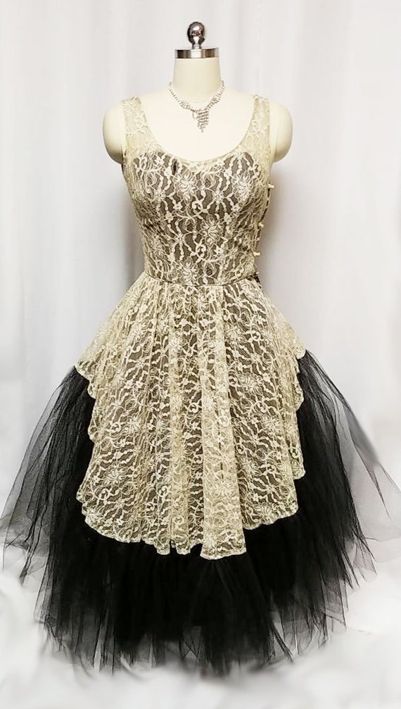 Vintage 1950s Black & Ivory Lace Voluminous Net P… - image 2