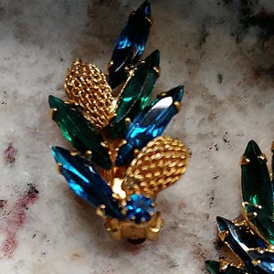Vintage 40s Floral Look Sparkling Blue Rhinestone Pin Earrings Set pin earring set 40s earrings 50s earrings 40s broach 50s pin Gift for Her image 5