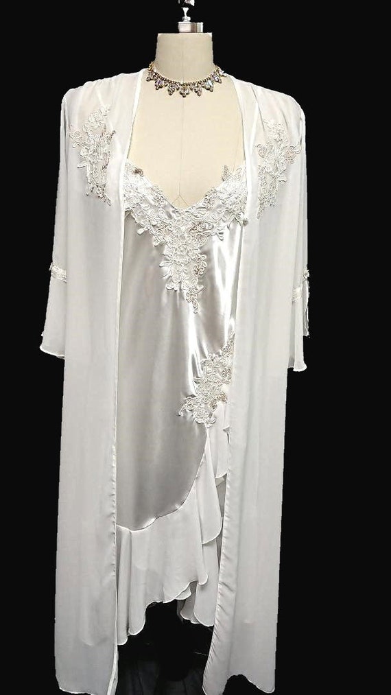 Vintage Luxurious Bridal Chantilly Lace Satin Pei… - image 3