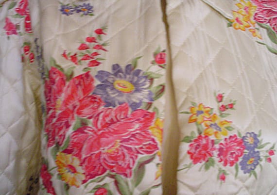 Vintage 40s Floral Rayon Satin Quilted Bed Jacket… - image 2