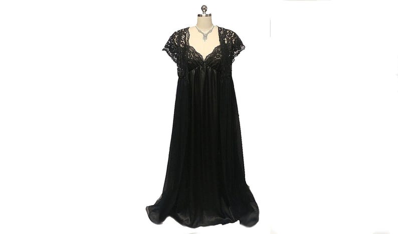 Triumph Negligee SILKY SENSUALITY made of satin in black