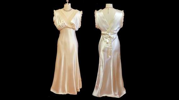SALE Glamorous Vintage 30s 40s Ivory Satin Ecru La