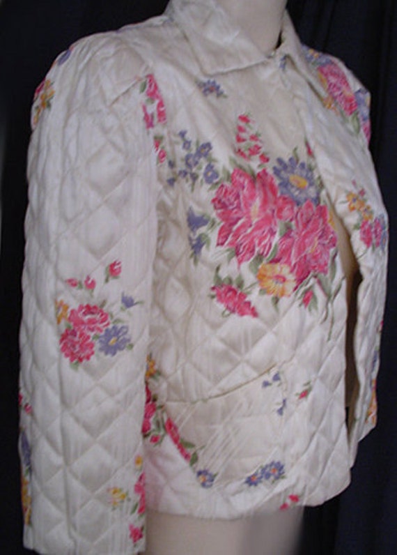 Vintage 40s Floral Rayon Satin Quilted Bed Jacket… - image 3