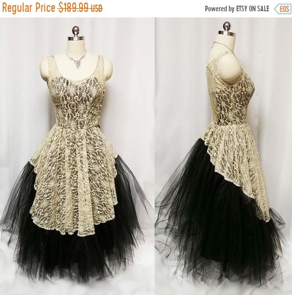 HOLIDAYSALE2020 Vintage 1950s Black & Ivory Lace V