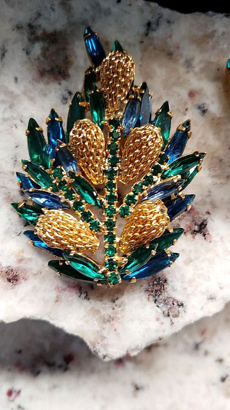 Vintage 40s Floral Look Sparkling Blue Rhinestone Pin Earrings Set pin earring set 40s earrings 50s earrings 40s broach 50s pin Gift for Her image 4