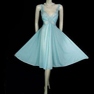 Beautiful Vintage Olga Bodysilk Nightgown Spandex Lace in Caribbean