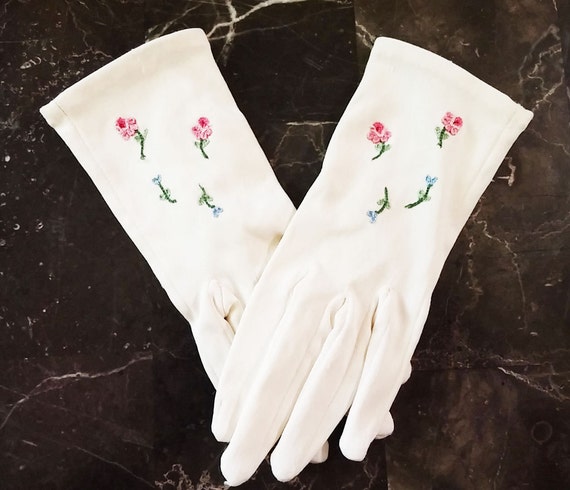 Vintage 50s 60s Childs Embroidered Roses Gloves 5… - image 1