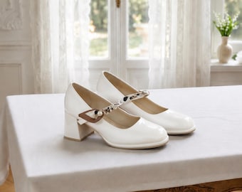 Ivoorkleurige Mary Jane-hakken met parelgesp, bruidspumps met dikke blokhak, retro trouwschoenen met bandje met dierenprint
