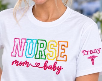 Personalisiertes, besticktes Comfort Colors Pflege-Shirt – Buntes College-T-Shirt mit Namensaufdruck – Geschenkidee für Krankenschwestern und Mütter