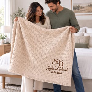 Manta personalizada bordada - Edredón de boda personalizado con monograma, nombres y fecha - Regalo de boda para parejas, regalo de inauguración de casa imagen 16