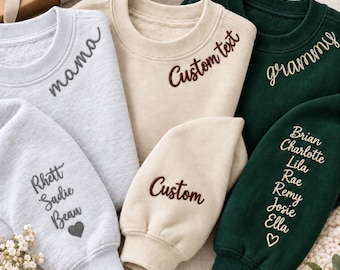 Könnte beinhalten: Drei Rundhals-Sweatshirts in Hellgrau, Beige und Dunkelgrün. Das graue Sweatshirt zeigt das Wort mama und die Namen Rhett, Sadie und Beau mit einem Herz. Das beige Modell trägt Custom text und Custom. Das grüne zeigt grammy und eine Liste von Namen.