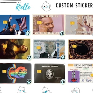 Op de afbeelding: Een verzameling van negen rechthoekige creditcardstickers met diverse ontwerpen, waaronder politieke figuren, memes, de Mona Lisa, een vortex, een regenboogvuist, een American Express-logo en een Bikini Bottom-rijbewijs, elk met een gouden chip.