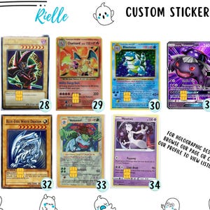 Op de afbeelding: Een verzameling van zeven rechthoekige ruilkaartstickers genummerd 28 tot en met 34, met personages zoals Dark Magician, Charizard, Blastoise, Venusaur, Blue-Eyes White Dragon en Mewtwo, elk voorzien van een gouden chip-afbeelding.