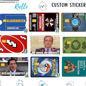 Op de afbeelding: Een verzameling rechthoekige aangepaste stickers voor creditcards, met diverse popcultuurthema's zoals Blockbuster, Umbrella Corporation, Uno-kaarten, memes, Pok&eacute;mon en grappige teksten, elk voorzien van een afbeelding van een gouden chip.