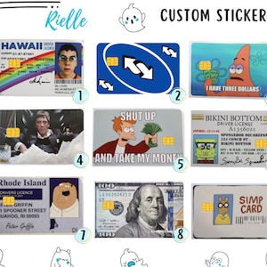 Op de afbeelding: Een verzameling van negen rechthoekige stickers ontworpen om eruit te zien als creditcards of identiteitsbewijzen. De stickers bevatten popcultuurafbeeldingen, waaronder een Hawa&iuml;aans rijbewijs, een blauwe omkeerkaart, Patrick Ster, Scarface, Fry, Spongebob, Peter Griffin, een biljet van honderd dollar en een Arthur-personagekaart.