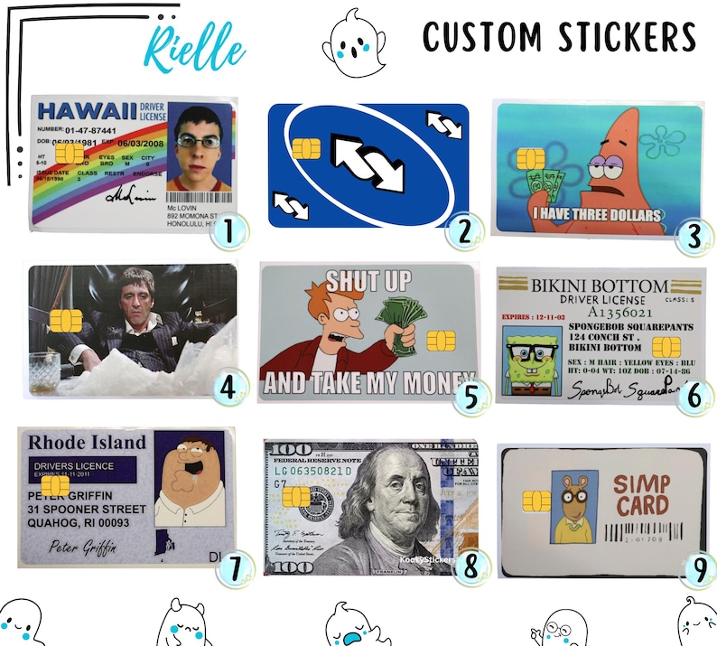 Op de afbeelding: Een verzameling van negen rechthoekige stickers ontworpen om eruit te zien als creditcards of identiteitsbewijzen. De stickers bevatten popcultuurafbeeldingen, waaronder een Hawa&iuml;aans rijbewijs, een blauwe omkeerkaart, Patrick Ster, Scarface, Fry, Spongebob, Peter Griffin, een biljet van honderd dollar en een Arthur-personagekaart.