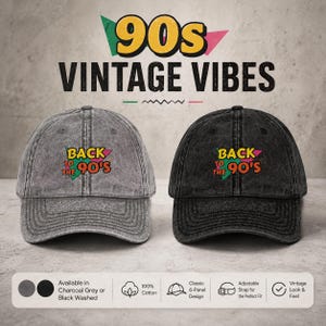 Könnte beinhalten: Zwei Baseballkappen aus verwaschener anthrazitfarbener und schwarzer Baumwolle, jeweils mit 6-Panel-Design und verstellbarem Riemen. Auf der Vorderseite jeder Kappe steht der bunte Schriftzug BACK TO THE 90'S. Das Bild enthält den Text 100% Baumwolle.