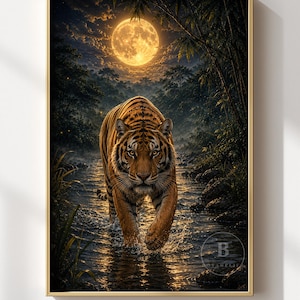 Könnte beinhalten: Ein gerahmter Kunstdruck, der einen Tiger zeigt, der nachts durch einen flachen Bach läuft. Ein großer, leuchtender Vollmond erhellt den dunklen Wald im Hintergrund und wirft goldenes Licht auf das Wasser und das orange-schwarz gestreifte Fell.