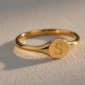 Personalized Gold Initial Signet Ring – Minimalist Letter "S" Engraved Ring