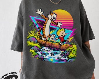 Neonfarbenes 80er-Jahre-T-Shirt mit Junge und Tiger beim Baumstammüberqueren, Retro-Synthwave-Comic-Abenteuer-Shirt