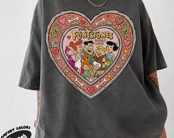 Maglietta retrò con grafica a cuore e tema famiglia di cavernicoli, maglietta vintage anni '90 con nostalgia dei cartoni animati, design amore dell'età della pietra.