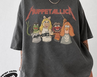 Retro-T-Shirt mit Heavy-Metal-Puppenbandmotiv, Grafik im Used-Look einer Rockband.
