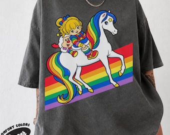 Retro-Shirt mit Regenbogenmädchen auf weißem Pferd aus den 80ern, Vintage-Cartoon-T-Shirt mit magischem Pony