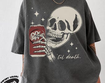 Maglietta retrò con teschio e scheletro che beve soda fino alla morte, umorismo nero.