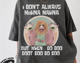 Retro-T-Shirt mit lustigem Puppentrio, pastellfarbenem Kreismotiv und verspieltem Songzitat