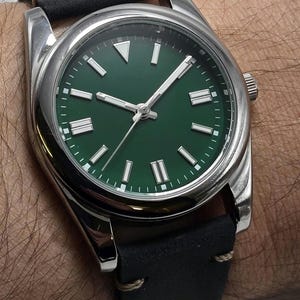 Spezialanfertigung Grünes Zifferblatt – VH31 Smooth Sweep – 38 mm Minimalist Build – UltimaWatchCo