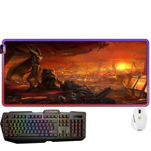 Puede incluir: Una alfombrilla de ratón rectangular con un paisaje de ciencia ficción al atardecer, un teclado de juego negro con retroiluminación multicolor y un ratón de ordenador blanco con una rueda de desplazamiento verde y el logotipo de ASUS en la base.