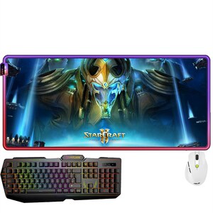 Puede incluir: Una alfombrilla de ratón rectangular con un gráfico de StarCraft II, un teclado negro con teclas retroiluminadas multicolor y un ratón de ordenador blanco. La alfombrilla tiene un borde LED brillante que cambia entre tonos morados, azules y rojos.