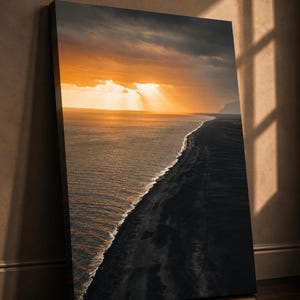 Quadro da parete con spiaggia di sabbia nera islandese: tramonto sull'oceano, decorazione sopra il letto, download digitale.