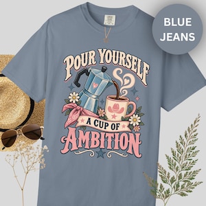 Camiseta de Dolly Parton, camiseta con estampado de café "Cup of Ambition" para fans de la música country, camiseta retro con estampado de vaquera, regalo inspirado en la canción "9 to 5" para ella. imagen 9