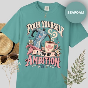 Camiseta de Dolly Parton, camiseta con estampado de café "Cup of Ambition" para fans de la música country, camiseta retro con estampado de vaquera, regalo inspirado en la canción "9 to 5" para ella. imagen 10