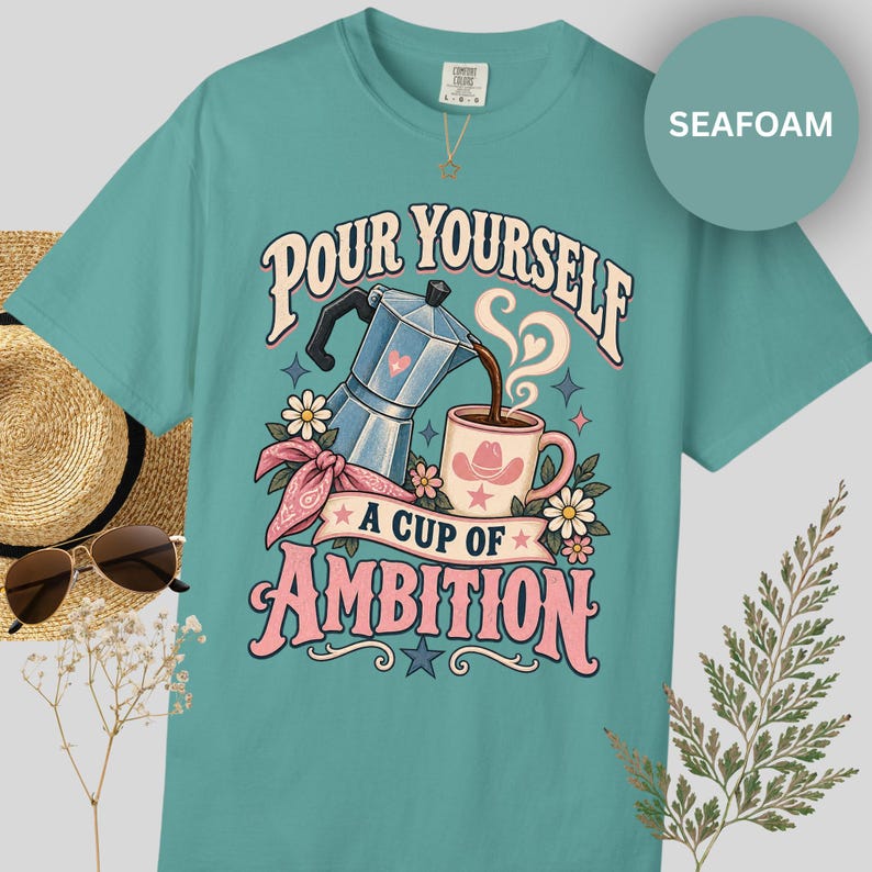 Camiseta de Dolly Parton, camiseta con estampado de café "Cup of Ambition" para fans de la música country, camiseta retro con estampado de vaquera, regalo inspirado en la canción "9 to 5" para ella. imagen 10