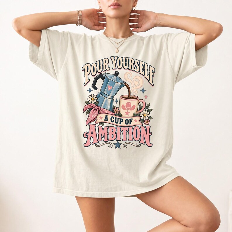 Camiseta de Dolly Parton, camiseta con estampado de café "Cup of Ambition" para fans de la música country, camiseta retro con estampado de vaquera, regalo inspirado en la canción "9 to 5" para ella. imagen 2