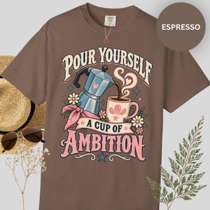 Camiseta de Dolly Parton, camiseta con estampado de café "Cup of Ambition" para fans de la música country, camiseta retro con estampado de vaquera, regalo inspirado en la canción "9 to 5" para ella. imagen 8